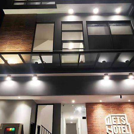 Weis Hotel Simpang Lima Семаранг Экстерьер фото